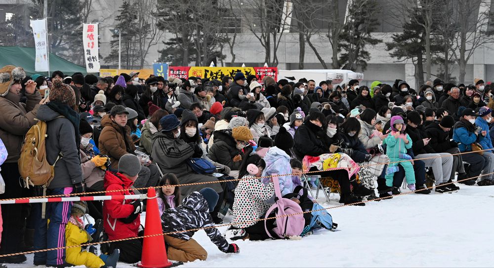 【北海道】  氷点下でも「はいてます」　明るい安村さん登場　とまこまいスケートまつり最終日